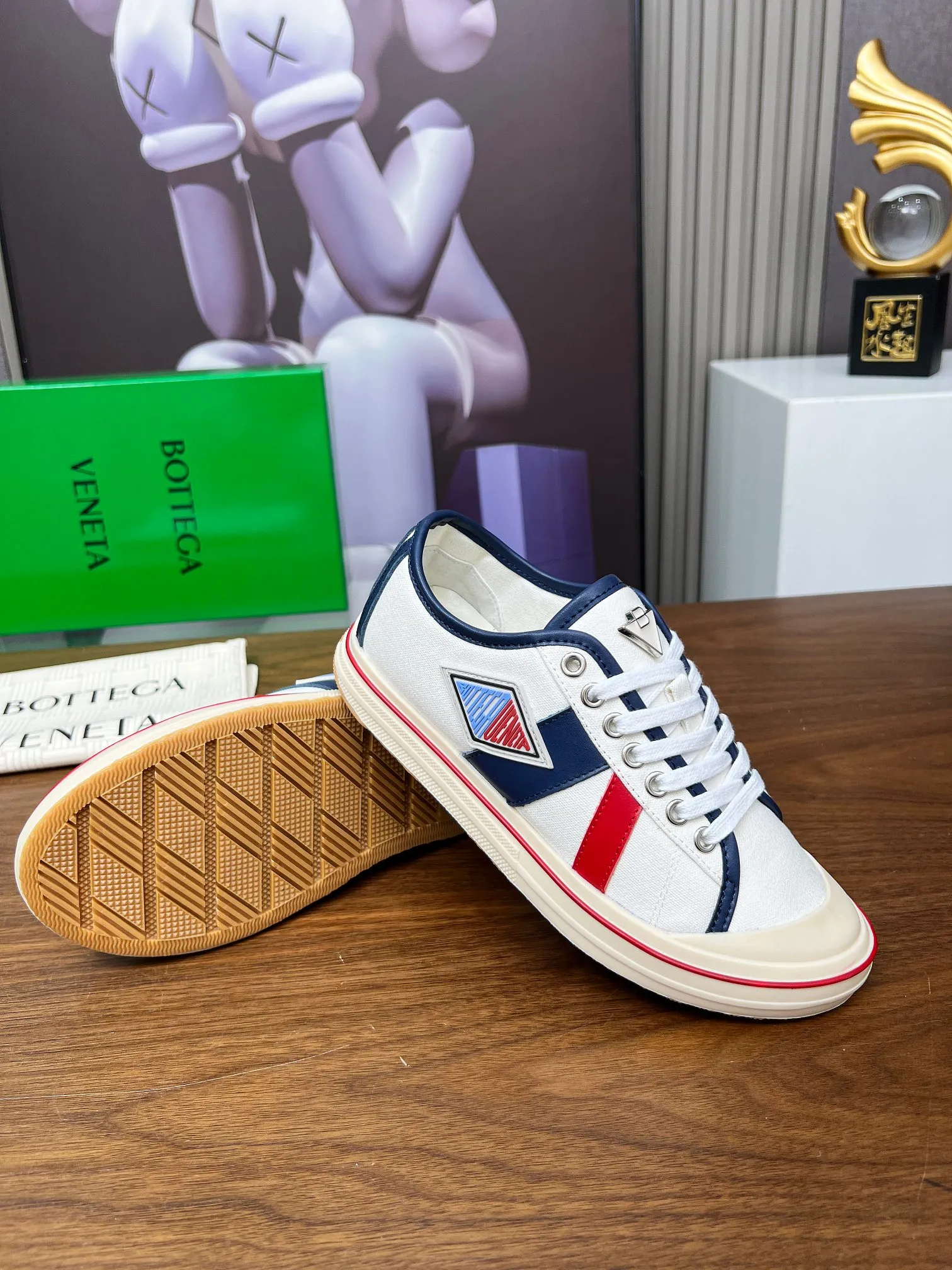 Men's men's shoes 💰500💰 Bottega Veneta BV's latest Eliot series retro basketball shoes casual sports canvas shoes will become gods once it is launched‼ ️ Inspired by retro basketball sneakers, the color combination highlights youthful vitality and perfectly interprets the theme of youth and childlike innocence. The details are also very particular. The summer canvas brings excellent durability and comfort. Designs such as calfskin trim, rubber toe caps and hand-painted retro red lines are full of retro feel. The round toe and convex sole add a modern feel and are suitable for various styles. Easily create a fashionable atmosphere. The upper foot is the focus...can be worn as a couple's shoes...The red lines on each shoe edge are hand-painted, which adds more taste and attitude! ✦Fabric: Original customized high-density canvas + cowhide ✦Inner: original customized breathable canvas ✦Insole: movable latex cowhide insole ✦Sole: original molded non-slip and wear-resistant TPU material ✦Sole thickness: 3cm, low-profile, single shoe ✦Number of sizes: female size 35--40, female 40 is customized and non-returnable❕ ✦Number: male size 39--45, male 45 is customized and non-returnable❗️